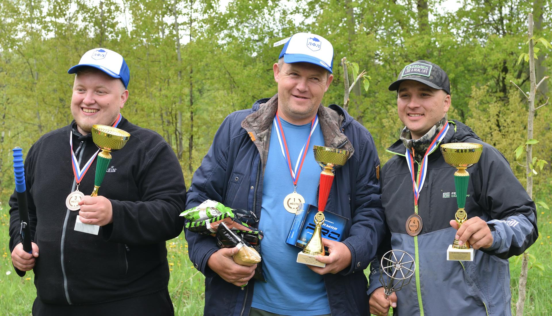 Спортсмены-рыбаки Александр Карпов, Андрей Копылов, Андрей Кабышкин (слева направо) стали призерами первого этапа Летнего кубка Любительской фидерной лиги. Они получили медали за третье, первое и четвертое места соответственно