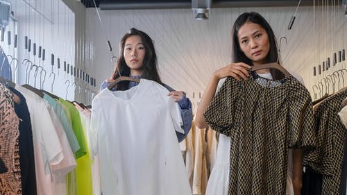 Шикарный наряд требует затрат: во сколько обойдется выпускной вечер и как сэкономить