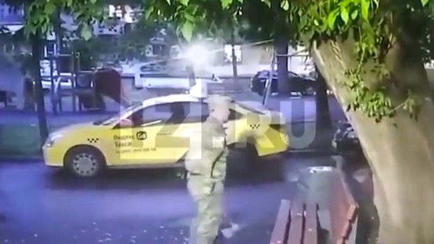 Житель Москвы замахнулся топором на ребенка. Видео