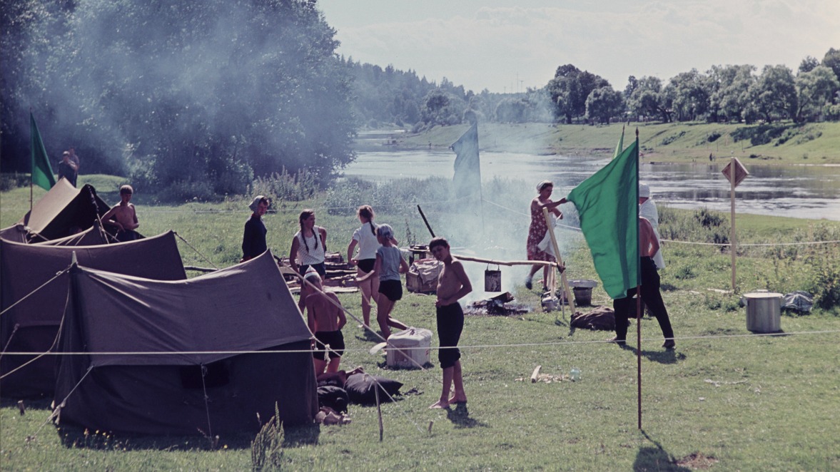 Так вы- глядел школьный туристи- ческий лагерь, разбитый на берегу одной из рек средней полосы