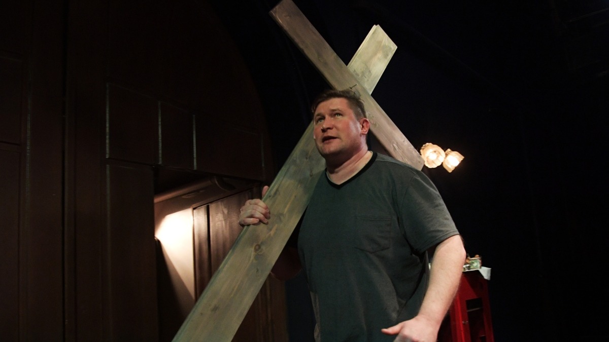 Актер Иван Мамонов в роли Паши в спектакле «Ангелы вышли покурить» в театре «Школа современной пьесы»