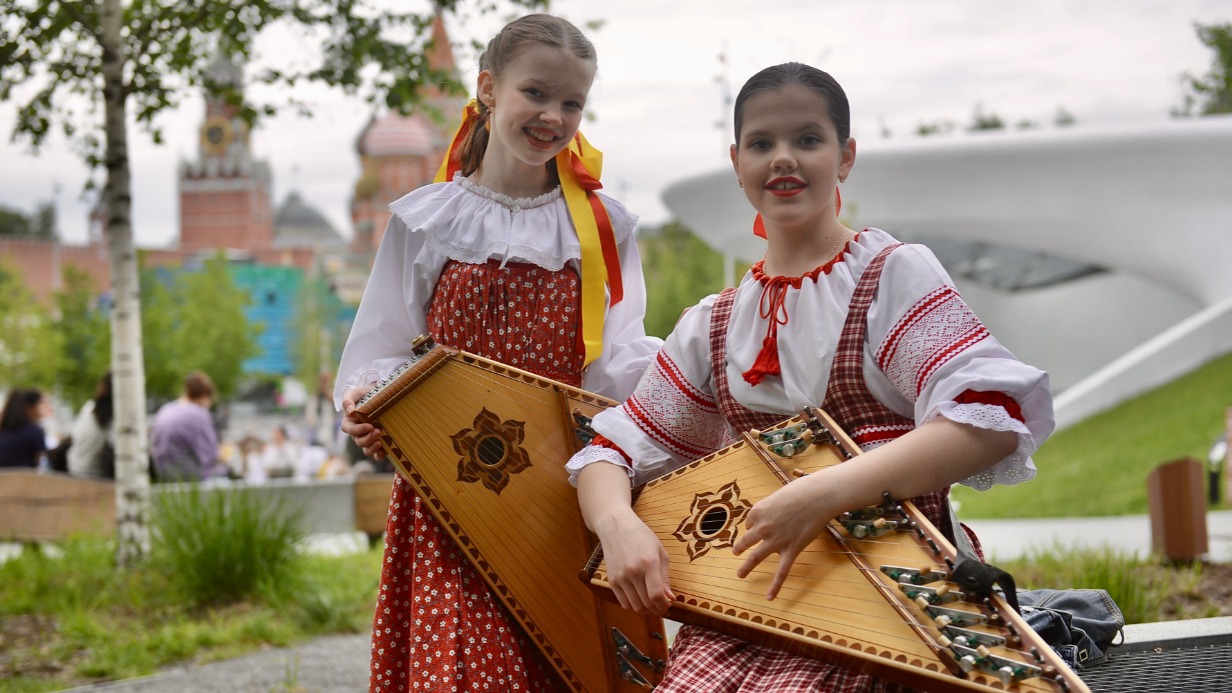 Ученицы московской детской музыкальной школы № 4 Елизавета Нечаева (слева) и Стефания Тюрина сыграли на гуслях на Большом фестивале школ искусств, который проходил в парке «Зарядье»
