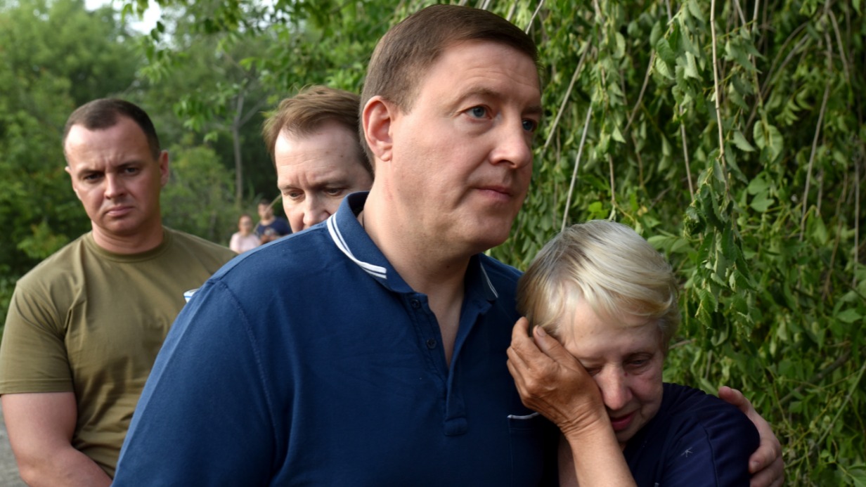 Мэр Донецка Алексей Кулемзин, актер Евгений Миронов и сенатор, секретарь Генсовета партии «Единая Россия» Андрей Турчак (слева направо) общаются с жителями в Буденновском районе