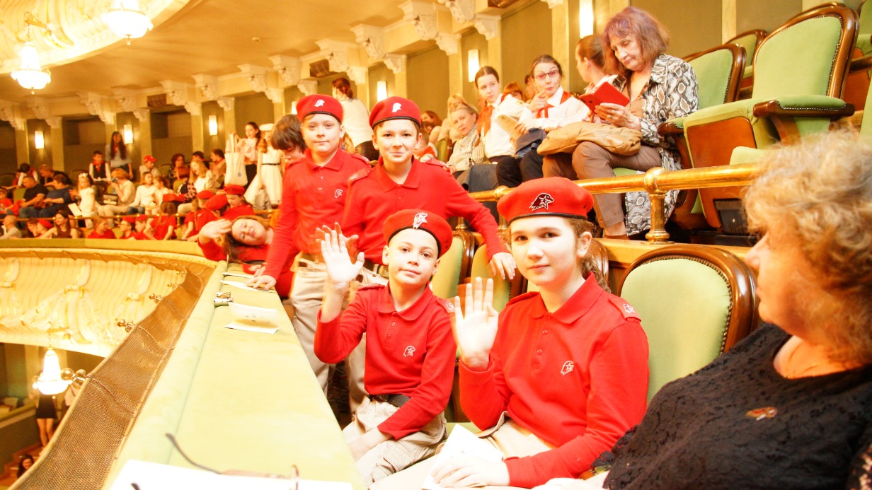 Зал Большого театра, Новая сцена. Гости праздника: стоят — Семен Губин (слева) и Ярослав Лисиченков, сидят — Эдуард Астахов и Ася Петровичева