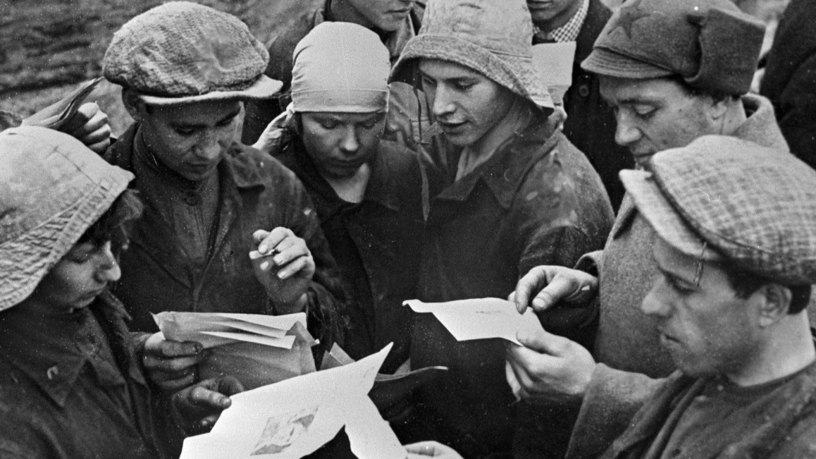 1934 год. Группа комсомольцев-метростроевцев читает листовки, выпущенные выездной бригадой «Комсомольской правды»