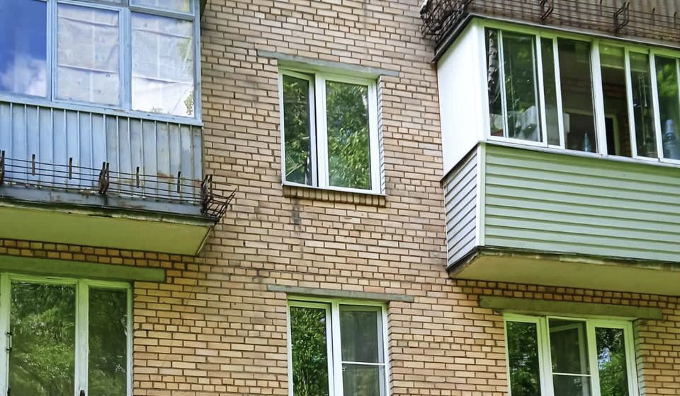 Двухлетний ребенок выпал из окна третьего этажа на востоке Москвы