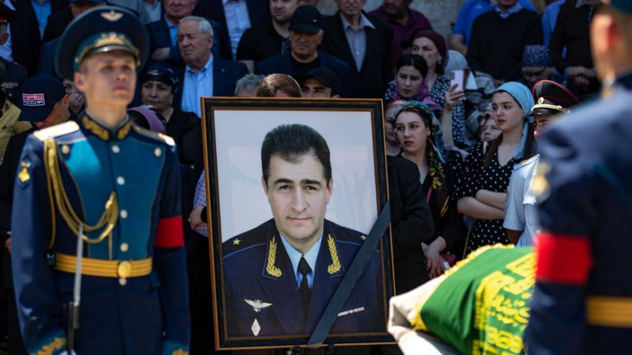 Погибшего во время спецоперации летчика Боташева удостоили звания Героя России