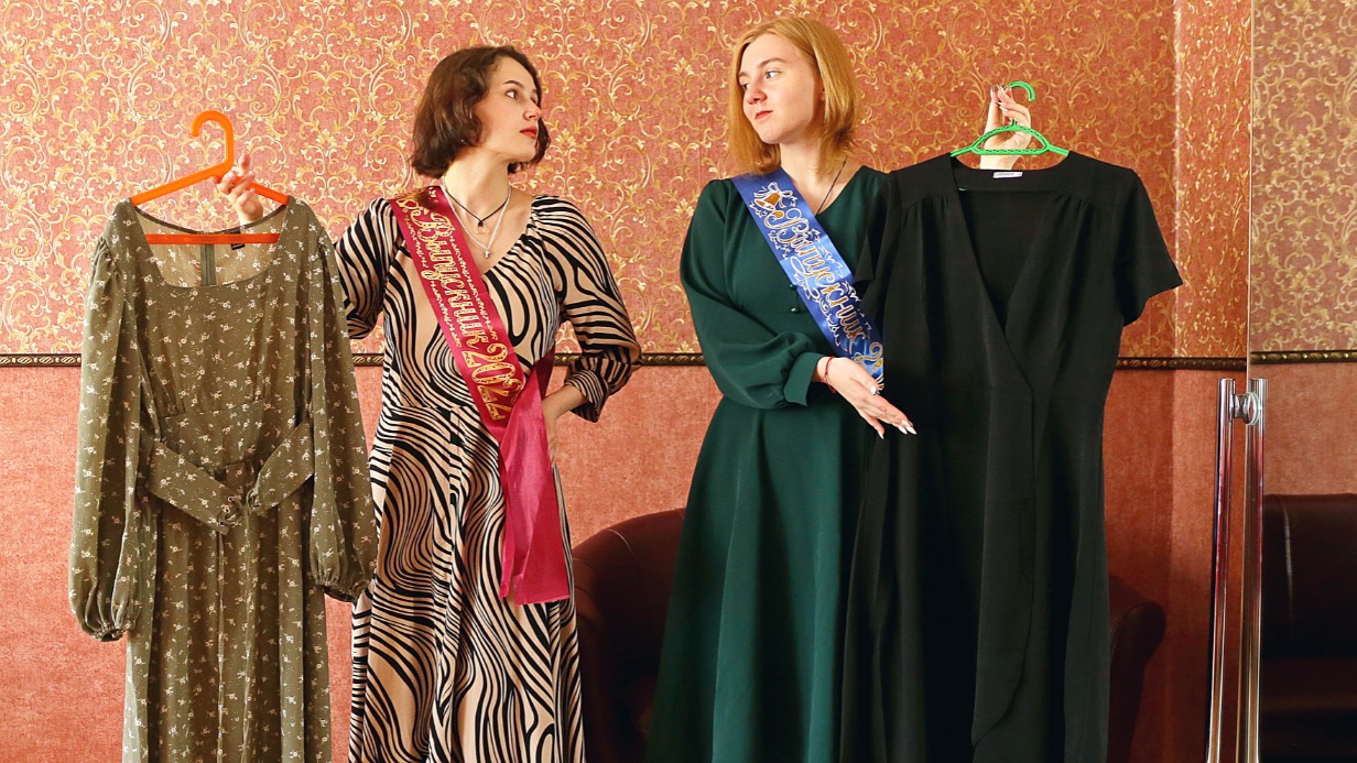 Ученицы 11-го класса столичной школы № 1998 Елизавета Деменьшина (слева) и Вера Гоголь демонстрируют свои платья, подготовленные для выпускного бала