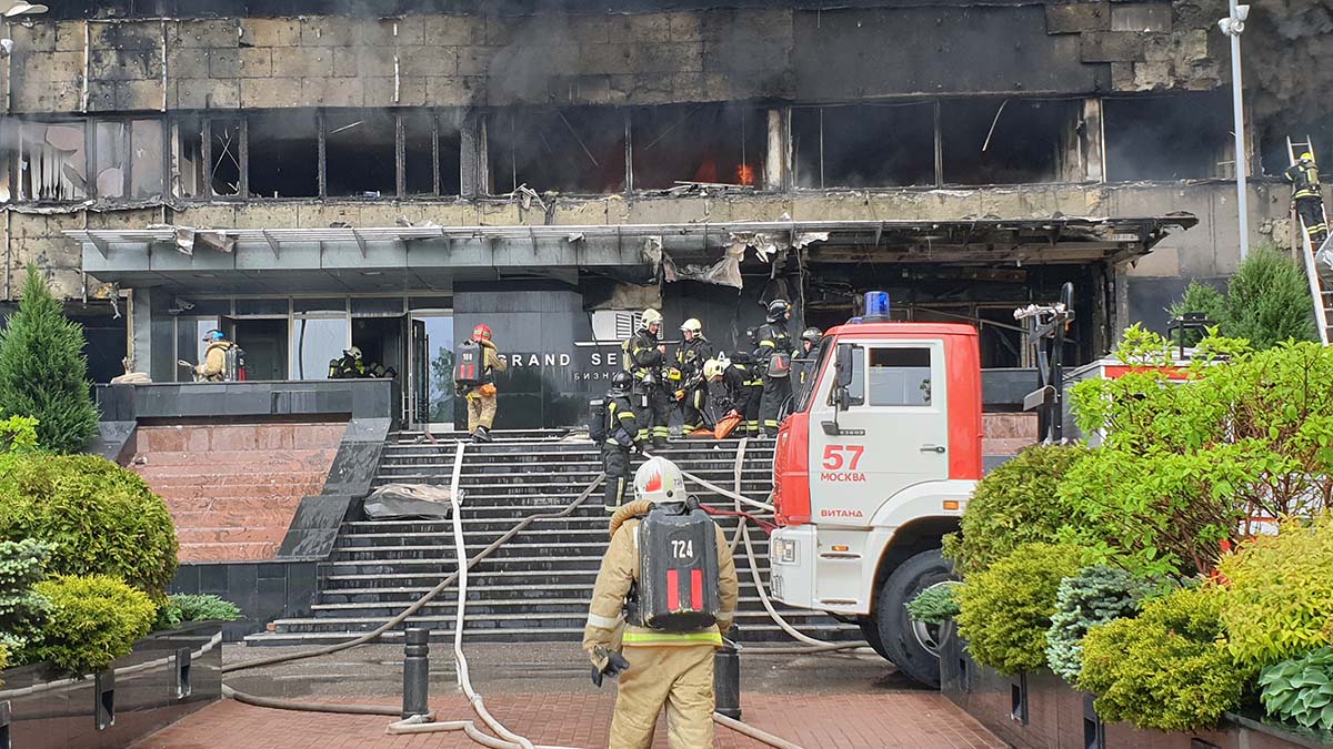 Очевидцы пожара опровергли версию про поджог БЦ на западе Москвы