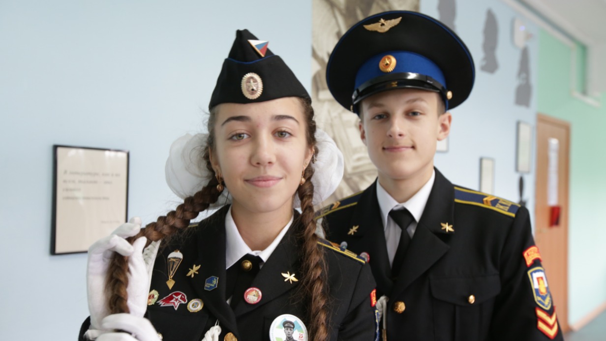 Маргарита Александрова и Михаил Шепель, ученики девятого класса школы № 2073, признанного лучшим кадетским классом столицы