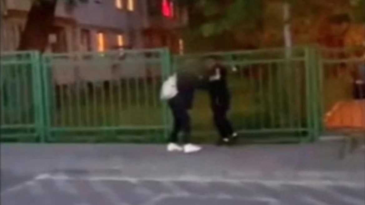 Молодые люди под видом покупателей ограбили мужчину в центре Москвы. Видео