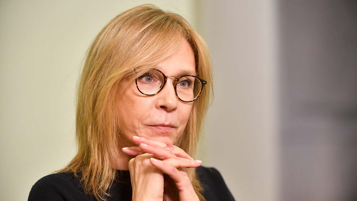 Курьер на электровелосипеде сбил бывшего главреда российского Vogue Алену Долецкую в центре Москвы