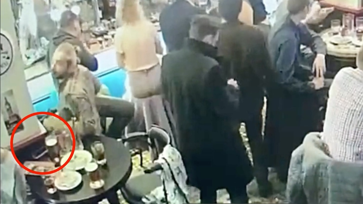 Посетитель бара украл два забытых на столе смартфона