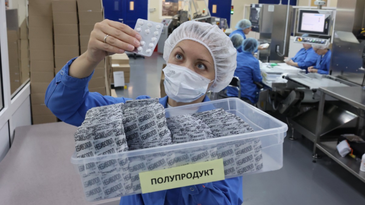 Контрольный мастер фармзавода Екатерина Архипова за работой