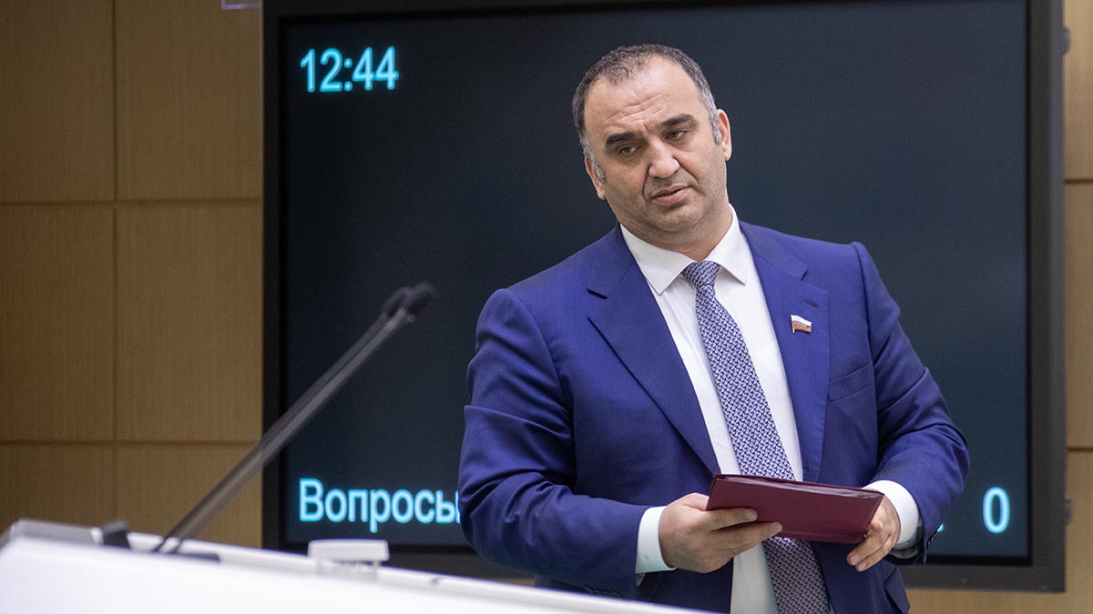 Помощник сенатора Ахмадова раскрыл подробности ДТП на Новом Арбате