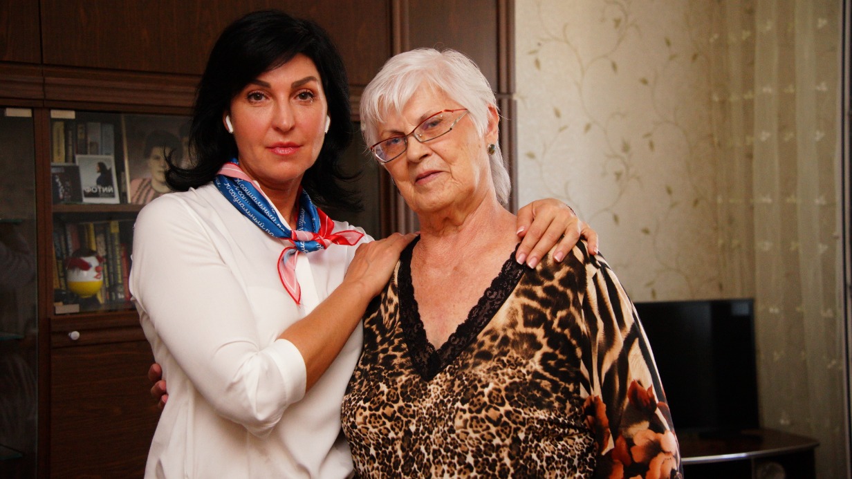 Социальный работник территориального центра соцобслуживания «Царицынский» филиал «Москворечье-Сабурово» Наталья Миловидова (слева) со своей подопечной пенсионеркой Любовью Ловковой