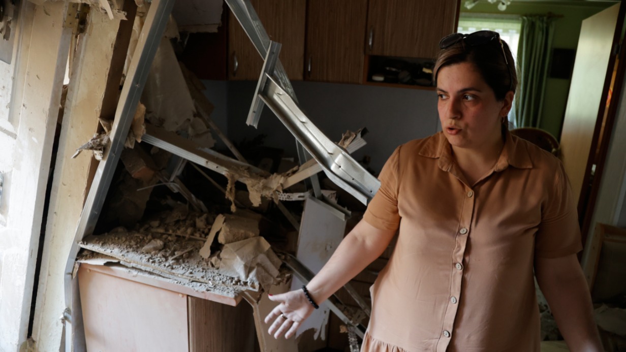 Жительница Донецка вернулась в свой разрушенный дом — туда попал снаряд украинских националистов. Город в очередной раз подвергся жестокому обстрелу со стороны боевиков киевского режима