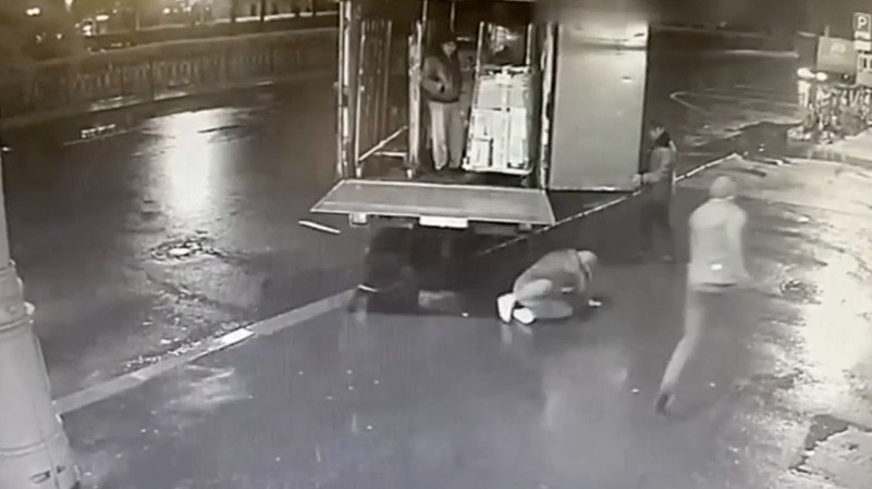 Грабитель выхватил смартфон из рук прохожего посреди улицы в центре Москвы