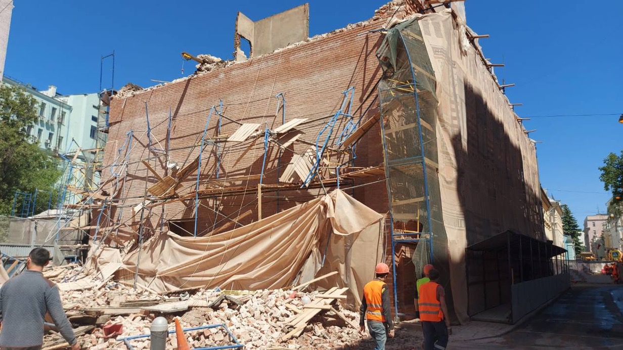 Строительные леса обрушились в центре Москвы