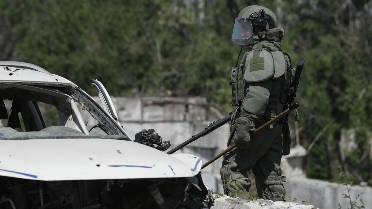 Сапер Международного противоминного центра Вооруженных сил РФ обходит территорию комбината «Азовсталь» с целью разминирования