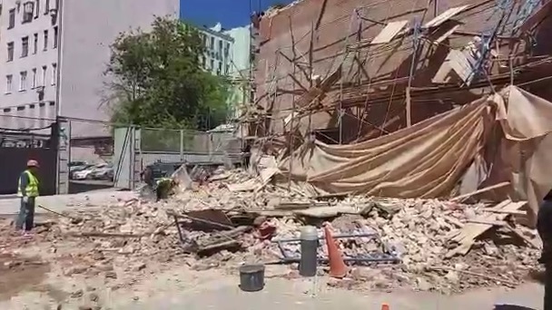 Движение по Леонтьевскому переулку перекрыто из-за обрушений на стройке