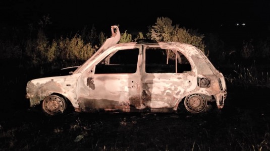Жительница Алтайского края пристегнула любимого наручниками и сожгла заживо в автомобиле