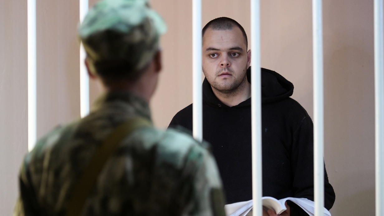 Гражданин Великобритании Эйден Эслин, обвиняемый в участии в боевых действиях на территории ДНР в качестве наемника, в зале суда в Донецке. Верховный суд республики приступил к рассмотрению уголовного дела в отношении группы иностранцев из Великобритании и Марокко