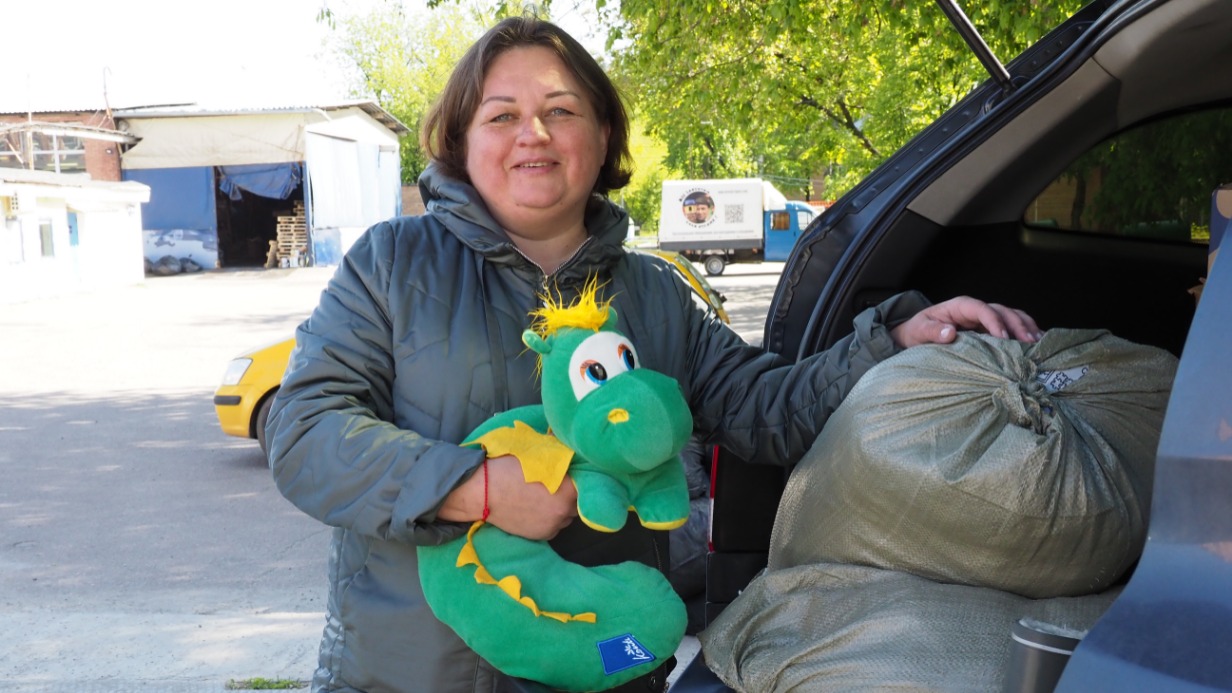 Волонтер Олеся Климук готовит очередную партию гумпомощи к отправке на Донбасс