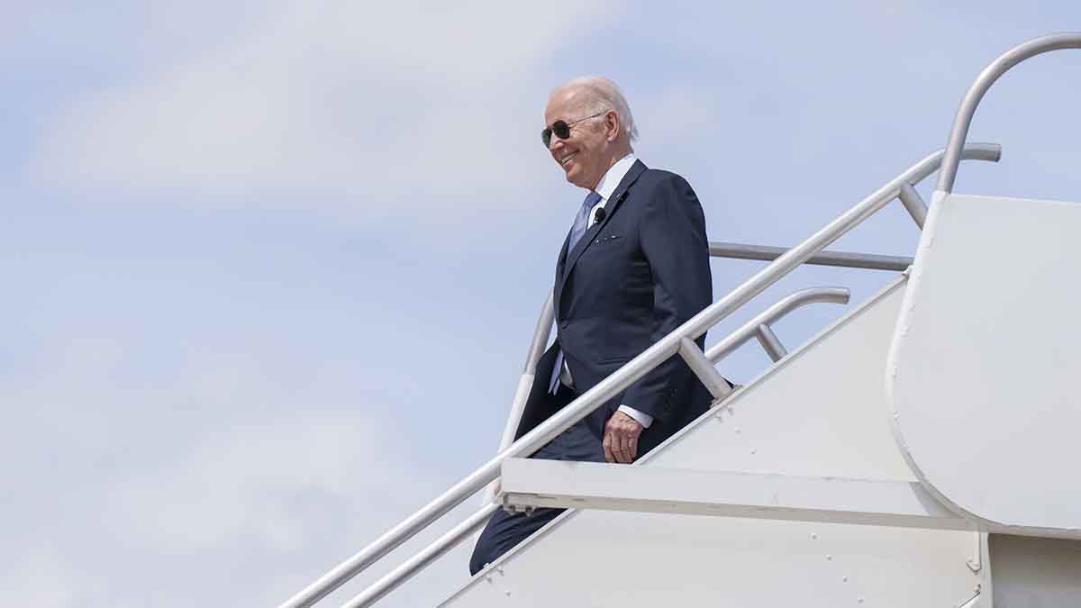 Байден снова споткнулся на трапе самолета