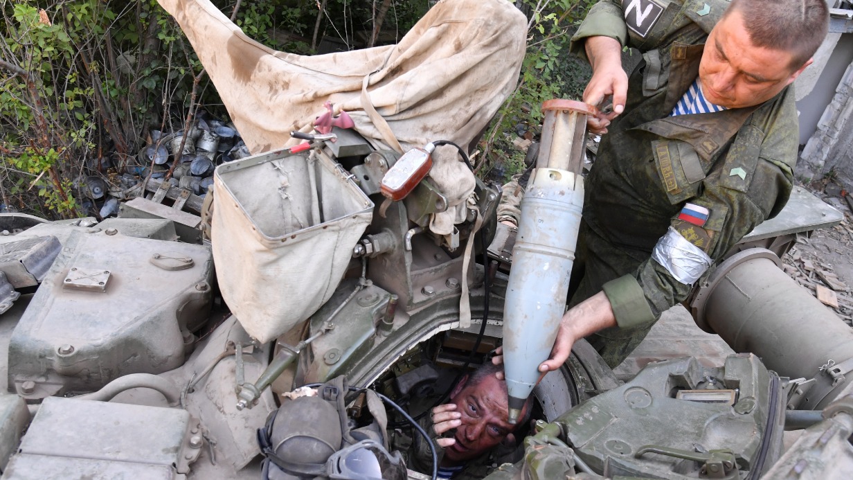 Танкисты Народной милиции Луганской Народной Республики загружают боеприпасы в машину