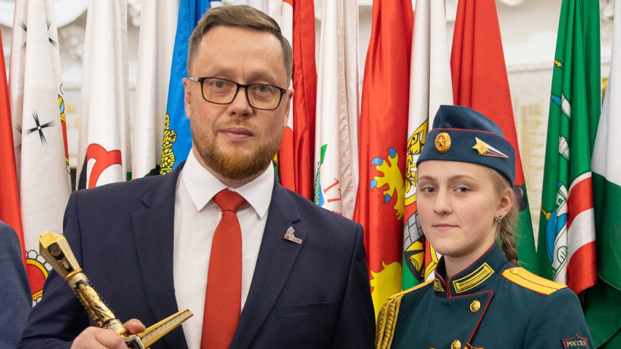 Глава города Ржев Роман Крылов с жительницей Тверской области получили Меч Победы в преддверии Дня России. Инкрустированный камнями клинок займет почетное место в городе воинской славы и будет символизировать вклад населенного пункта в Победу в Великой Отечественной войне