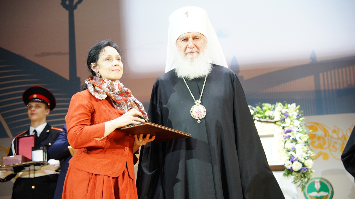 Поэтесса Инга Чурбанова получила от митрополита Калужского и Боровского Климента Патриарший знак за вклад в развитие духовной литературы за маму Ольгу Фокину