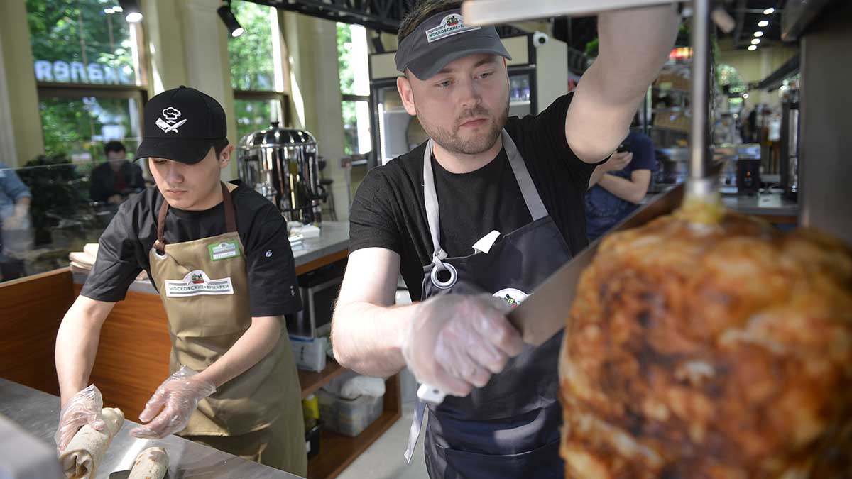 Гастроэнтеролог Боярко рассказал, почему не стоит часто есть стритфуд