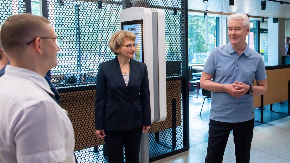 Сергей Собянин посетил новый ресторан быстрого питания на Пушкинской площади