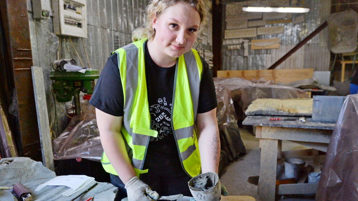 Студентка колледжа архитектуры, дизайна и реинжиниринга № 26 Анастасия Лысенко попала на практику в реставрационную мастерскую, где восстанавливают барельф — главное украшение фасада дома-самолета. Под руководством опытных наставников она работает над одним из фрагментов бетонного панно