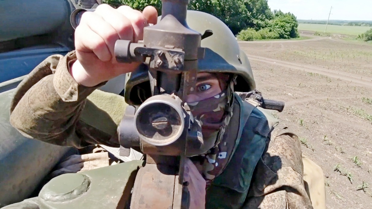 Военнослужащий российской армии наводит установку реактивной системы залпового огня большой мощности «Смерч» для нанесения ударов по опорным пунктам Вооруженных сил Украины