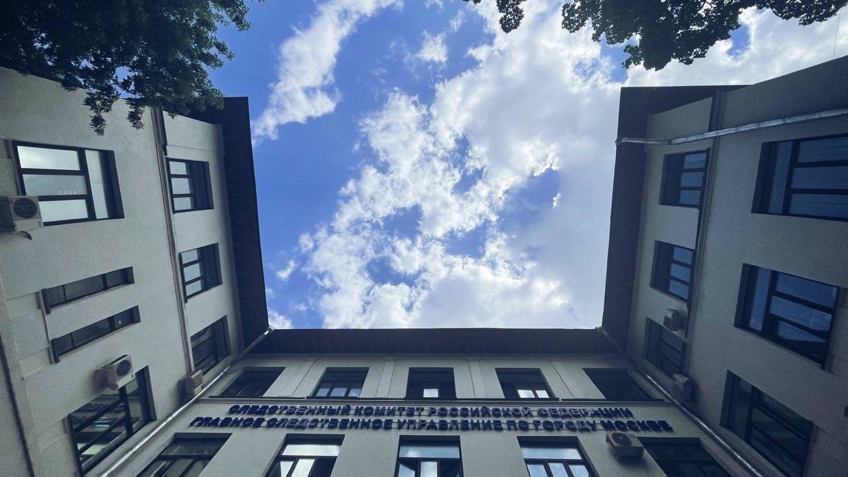 Двухгодовалый мальчик выпал с восьмого этажа на востоке Москвы