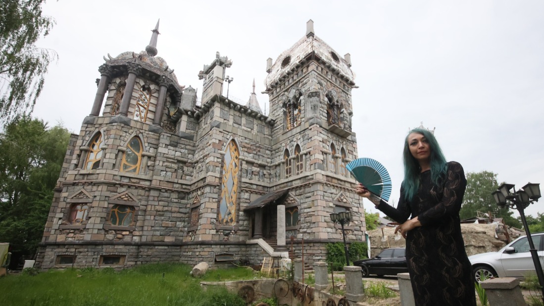 Экскурсовод Наталья Веденягина позирует у замка в Балашихе. Этот дом вызывает интерес местных жителей
