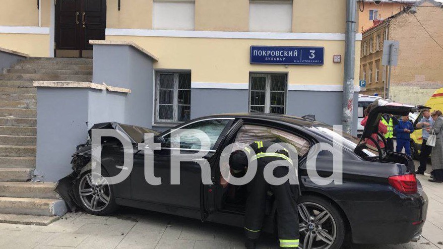 Автомобиль въехал в здание на Покровском бульваре после столкновения с другой машиной
