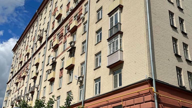 Мать с двухлетней дочкой выпали из окна на шоссе Энтузиастов в Москве