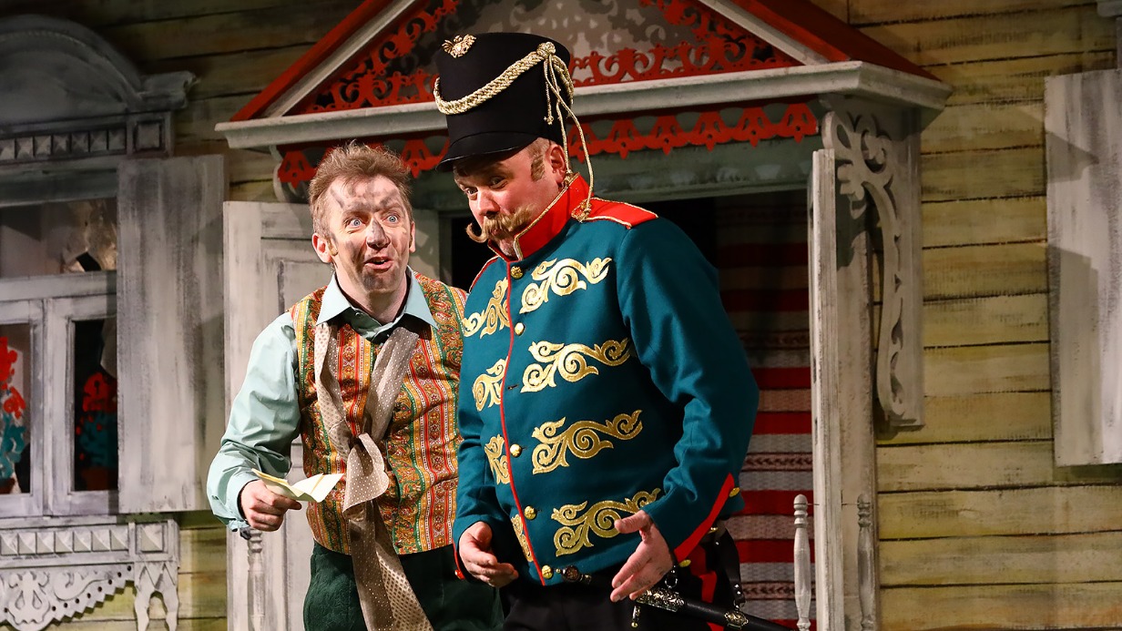 Дмитрий Марин в роли Михайло Бальзаминова (слева) и Виктор Низовой (Лукьян Чебаков)