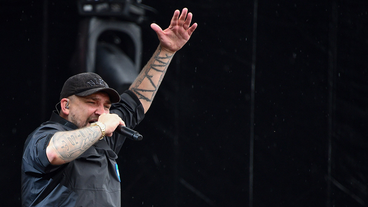 Более двух тысяч пассажиров посетили мини-концерт Басты на станции метро Москвы «Курская»