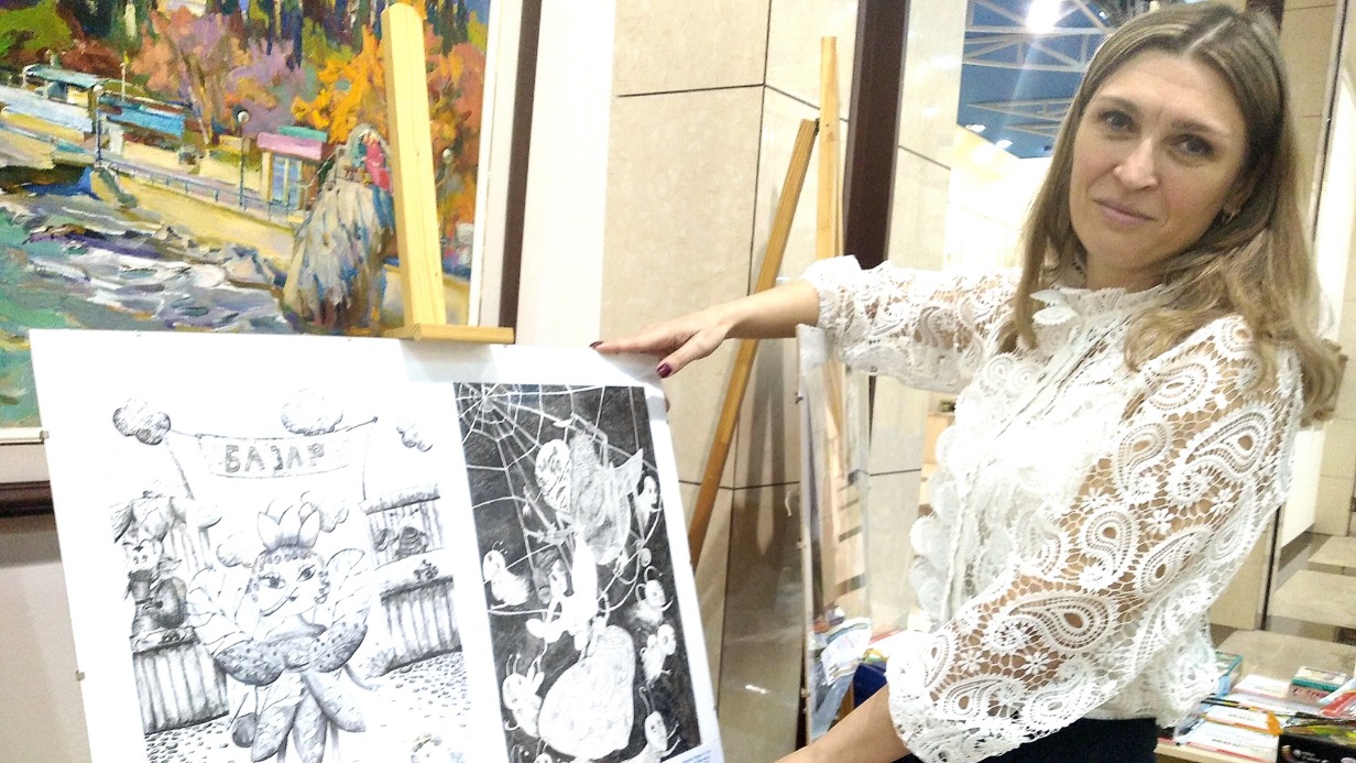 Директор музея «Арт-Донбасс» Екатерина Калиниченко показывает работу одного из призеров конкурса детского рисунка по произведениям Корнея Чуковского