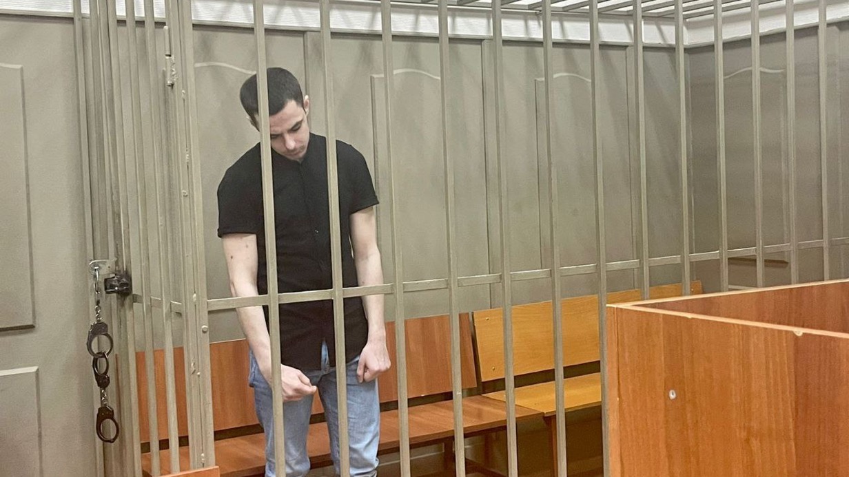 Прокуратура просит назначить 14 лет колонии мужчине, выбросившему сына из окна