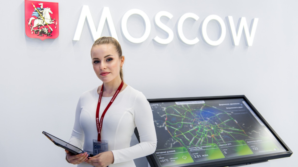 Участница Петербургского международного экономического форума Наталья Найденко на стенде Москвы