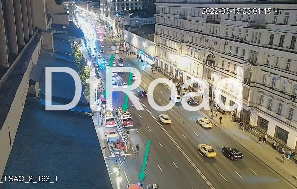 Движение транспорта по Тверской улице ограничено из-за пожара в жилом доме 