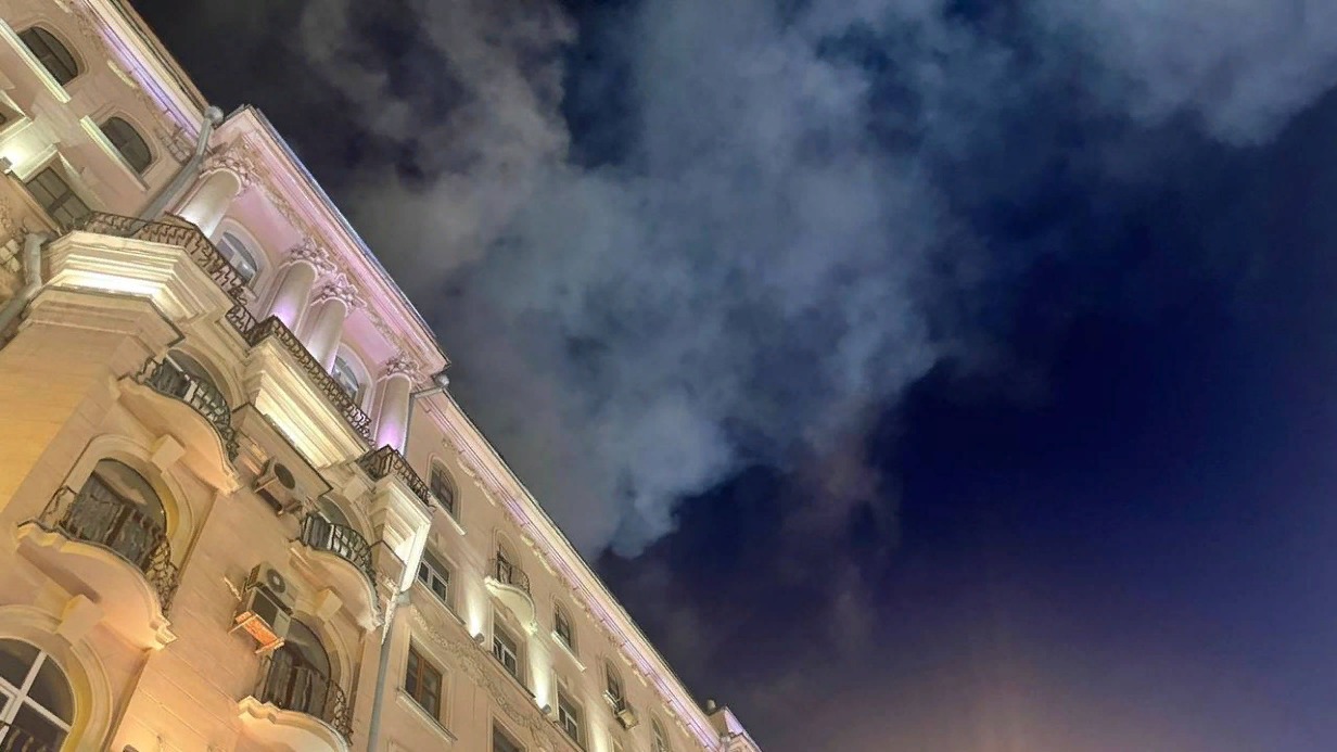 Сотрудники МЧС ликвидируют пожар на Тверской улице