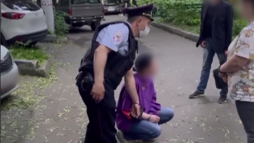 «У меня нож в рюкзаке»: зарезавшая супругу любовника женщина раскрыла детали убийства