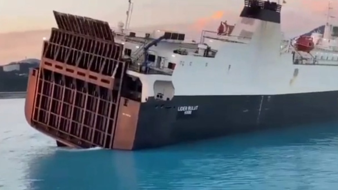 Судно накренилось около Туапсе из-за проблем с балластом