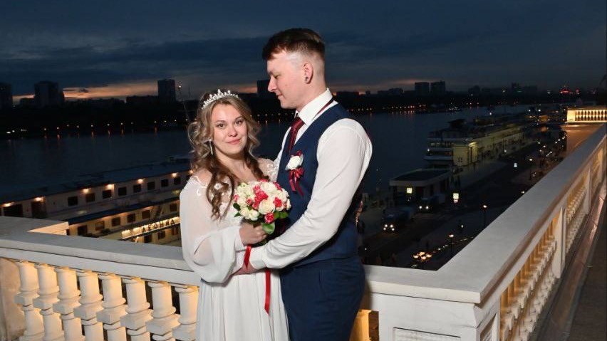 Восемь пар поженились на Северном речном вокзале 18 июня